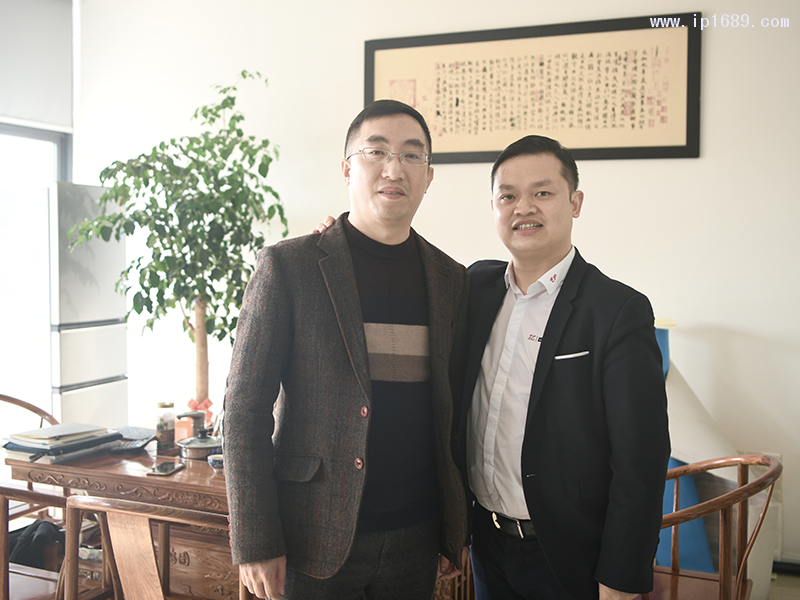 棠裕總經(jīng)理唐勇(左)與本刊記者合影