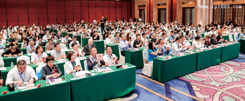 大會吸引了塑料行業(yè)產(chǎn)業(yè)鏈上下游超500名企業(yè)代表、專家、學(xué)者熱情參會