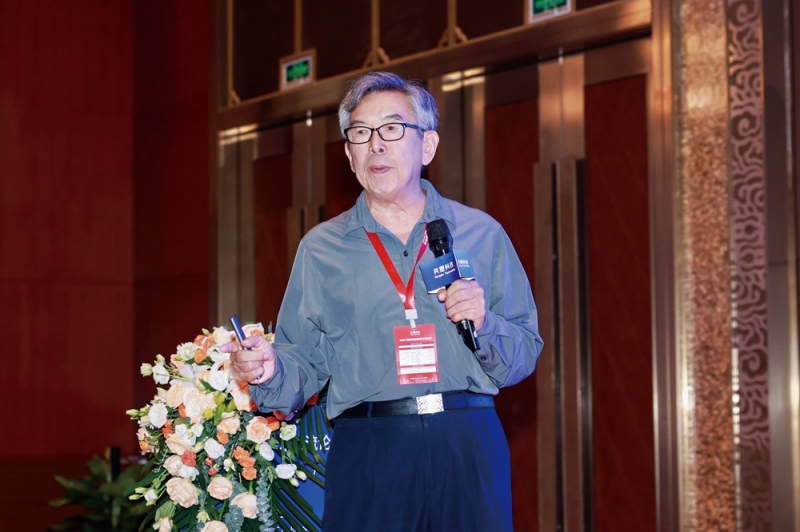 中國合成樹脂協(xié)會(huì)榮譽(yù)會(huì)長鄭塏發(fā)表演講